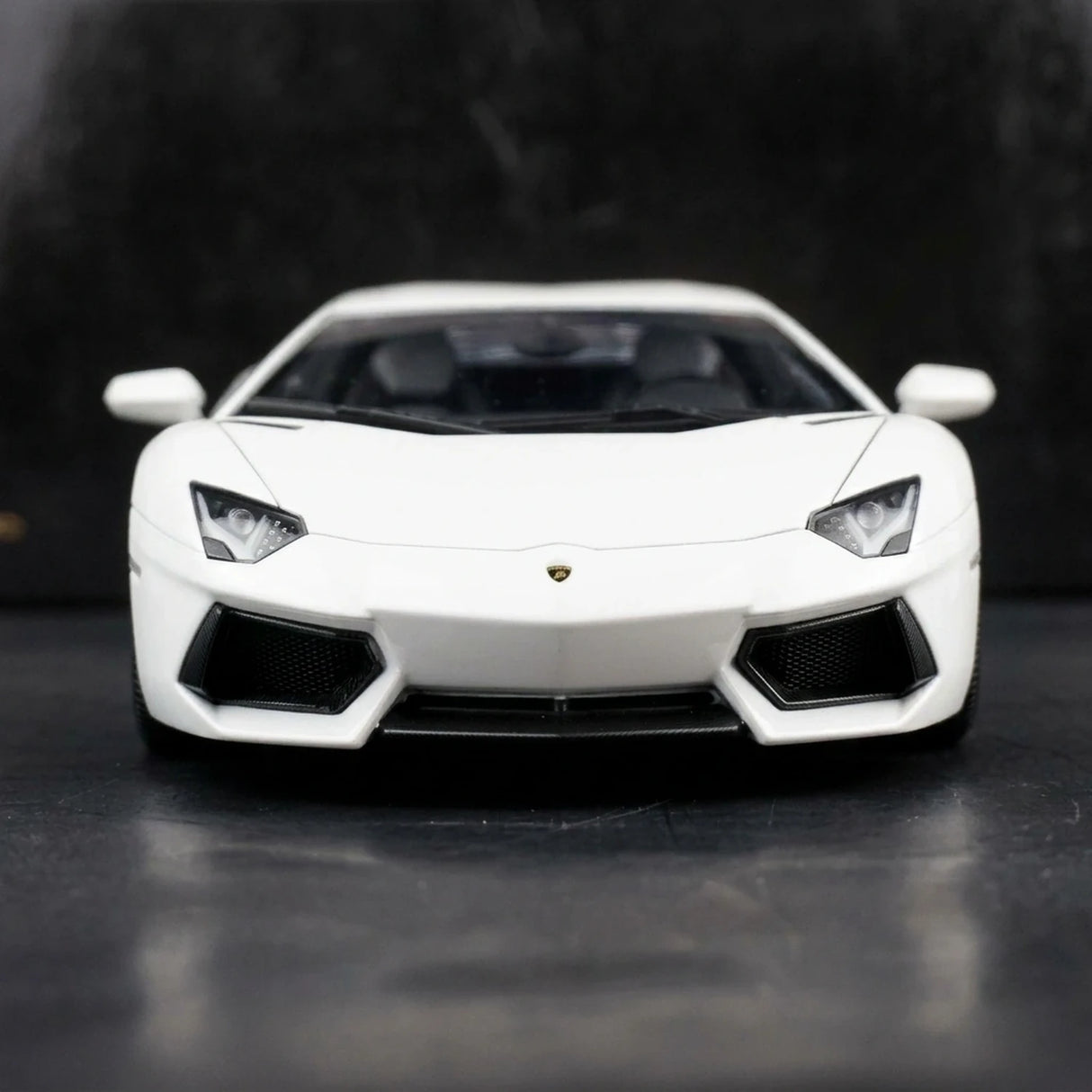AutoArt Lamborghini 2011 Aventador LP700-4 وايت 1:18 – نموذج معدني قابل للجمع من القالب المصبوب