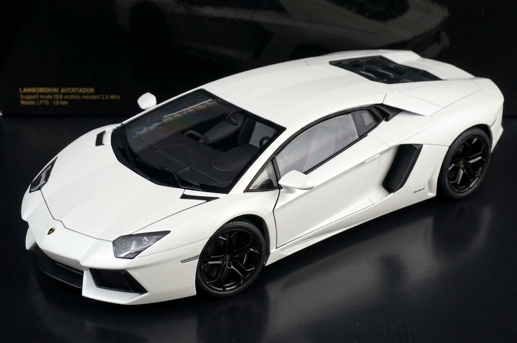 AutoArt Lamborghini 2011 Aventador LP700-4 وايت 1:18 – نموذج معدني قابل للجمع من القالب المصبوب