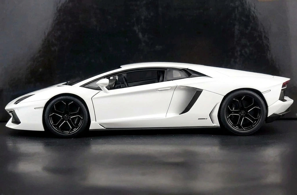 AutoArt Lamborghini 2011 Aventador LP700-4 وايت 1:18 – نموذج معدني قابل للجمع من القالب المصبوب