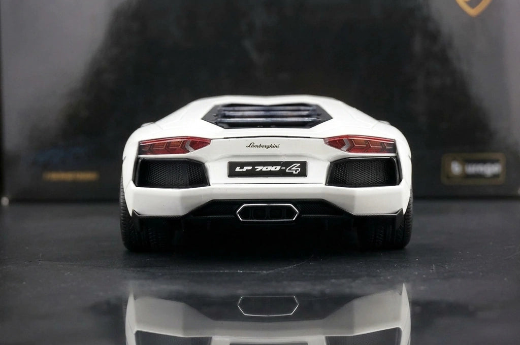 AutoArt Lamborghini 2011 Aventador LP700-4 وايت 1:18 – نموذج معدني قابل للجمع من القالب المصبوب
