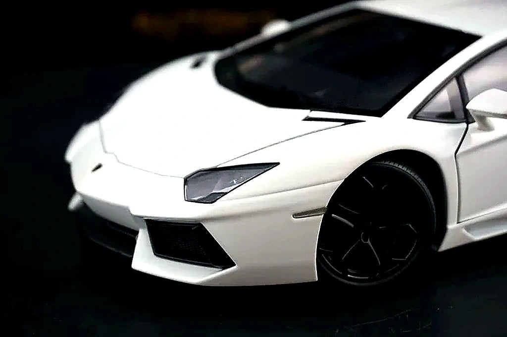 AutoArt Lamborghini 2011 Aventador LP700-4 وايت 1:18 – نموذج معدني قابل للجمع من القالب المصبوب