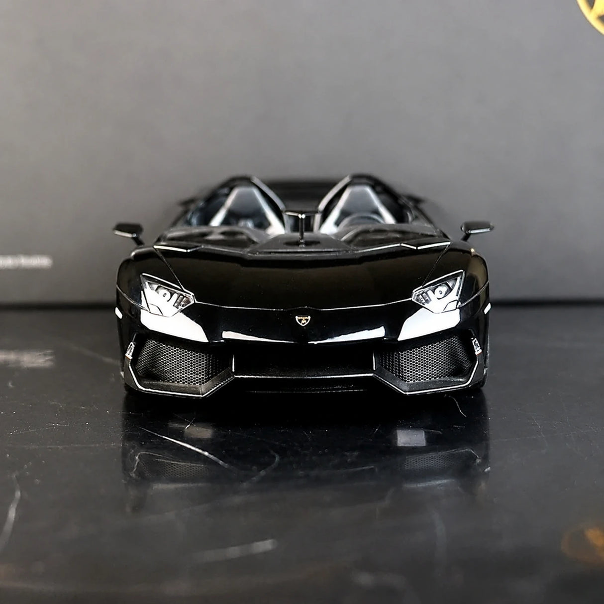AutoArt Lamborghini 2012 Aventador J Black 1:18 – نموذج معدني قابل للجمع من القالب المصبوب