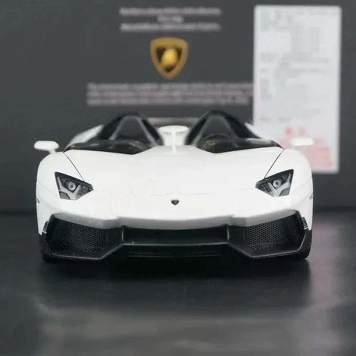 AutoArt Lamborghini 2012 Aventador J White 1:18 – نموذج معدني قابل للجمع مصبوب.