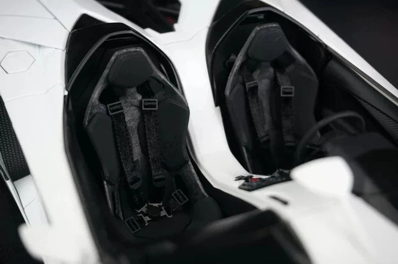 AutoArt Lamborghini 2012 Aventador J White 1:18 – نموذج معدني قابل للجمع مصبوب.