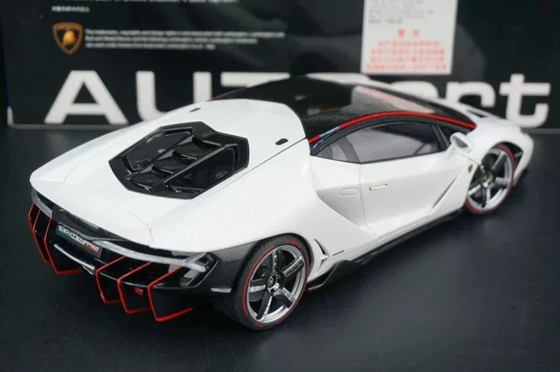 AutoArt Lamborghini 2016 سينتيناريو LP770-4 وايت 1:18 – نموذج معدني قابل للجمع مصبوب.