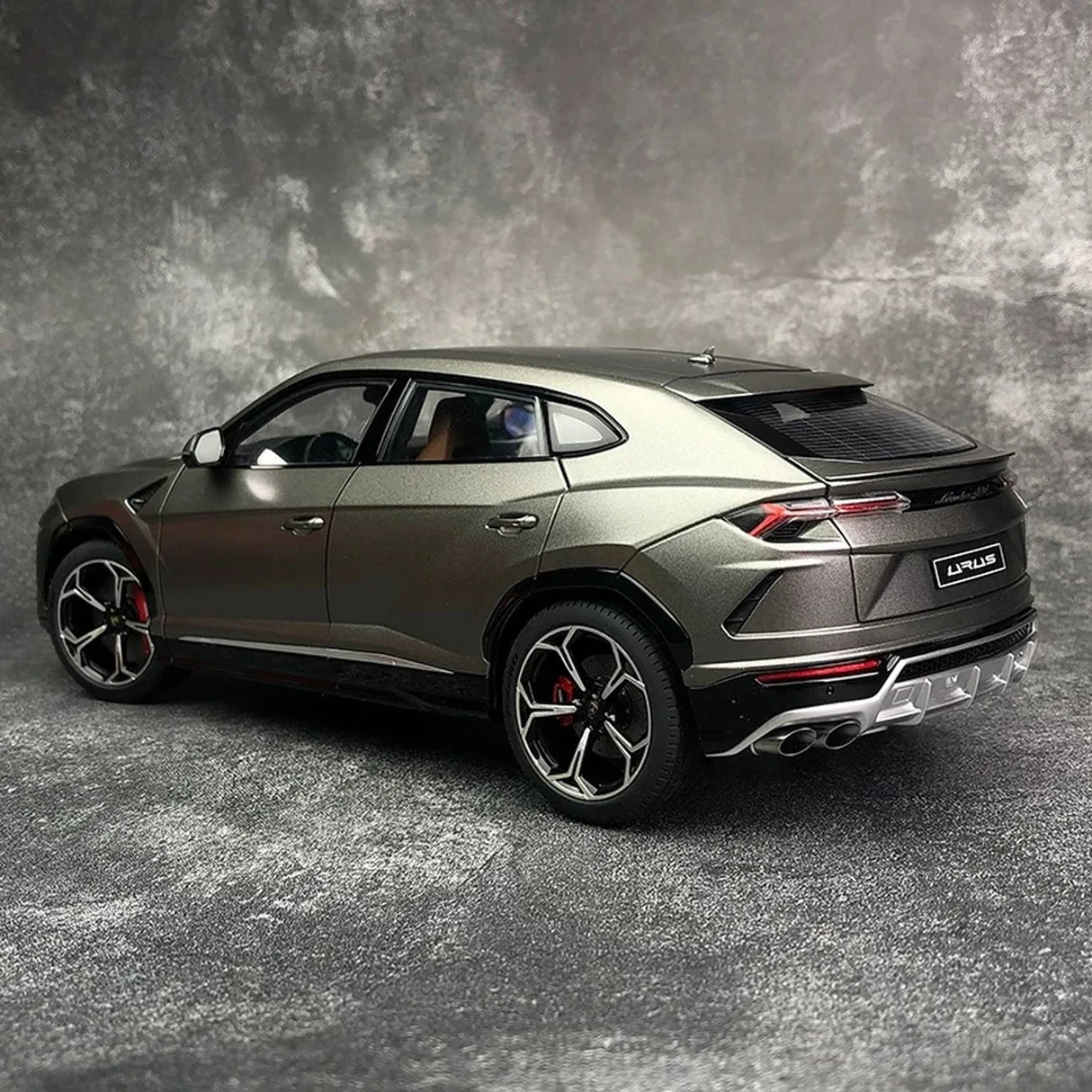 AutoArt Lamborghini 2018 Urus رمادي 1:18 – نموذج معدني قابل للجمع من القالب المصبوب
