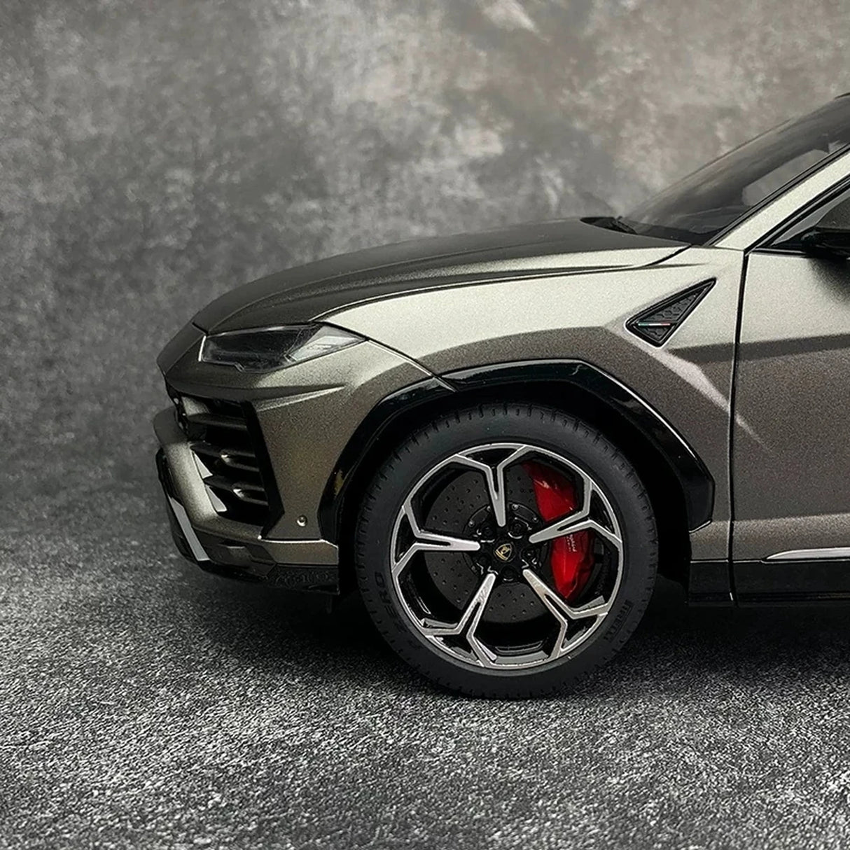 AutoArt Lamborghini 2018 Urus رمادي 1:18 – نموذج معدني قابل للجمع من القالب المصبوب