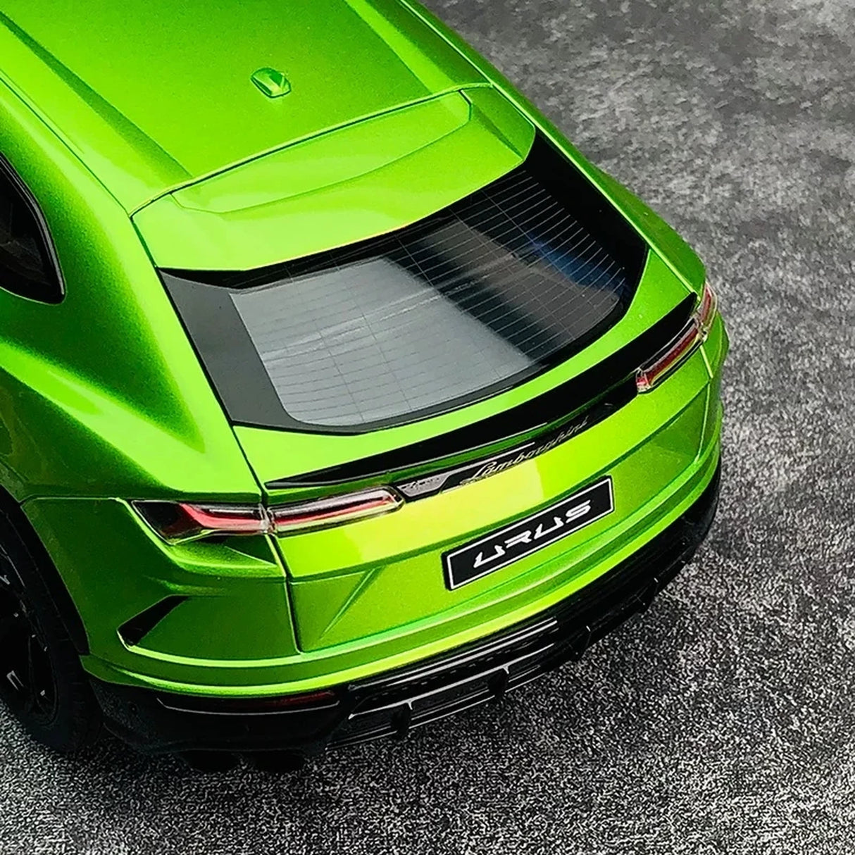 AutoArt Lamborghini 2018 Urus 1:18 الأخضر – نموذج معدني قابل للجمع من القالب المصبوب