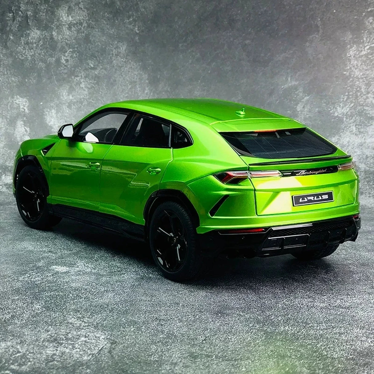 AutoArt Lamborghini 2018 Urus 1:18 الأخضر – نموذج معدني قابل للجمع من القالب المصبوب