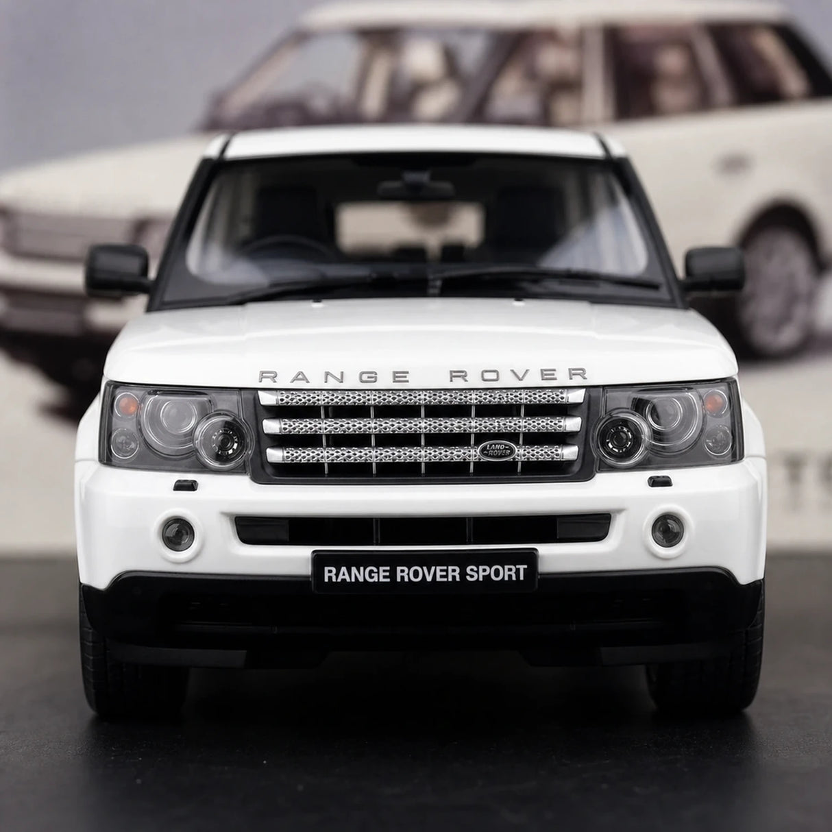 AutoArt Land Rover 2005 Range Rover سبورت وايت 1:18 – نموذج معدني قابل للجمع مصبوب.