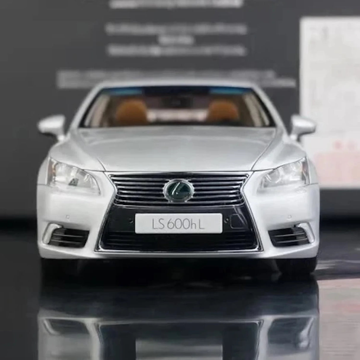 AutoArt Lexus 2013 LS 600hL Silver 1:18 – نموذج مصبوب-معدني قابل للجمع