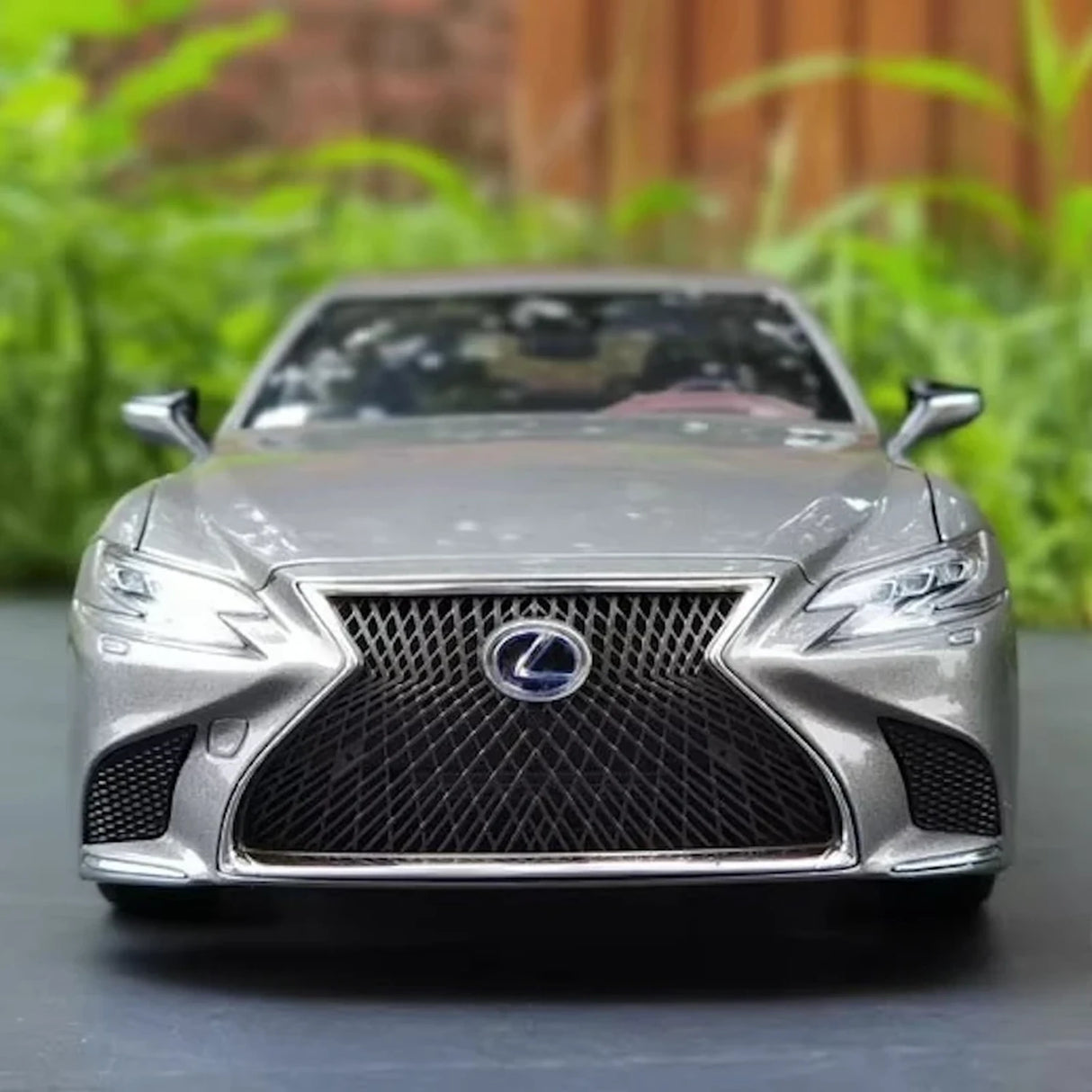 AutoArt Lexus 2017 LS 500h Silver 1:18 – Collectible Diecast Model Die-Cast