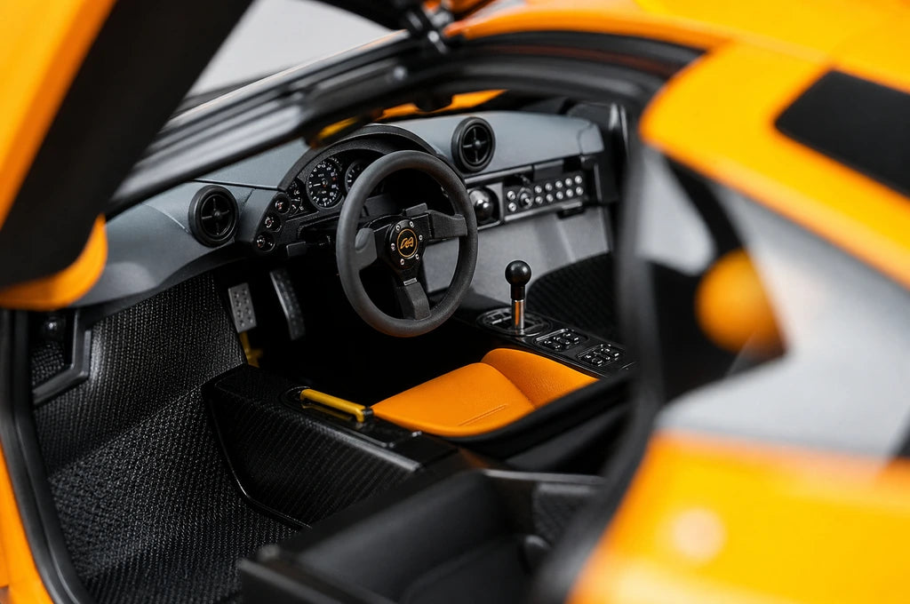 AutoArt McLaren 1995 F1 GTR LM بابايا أورانج 1:18 – نموذج معدني قابل للجمع من القالب المصبوب