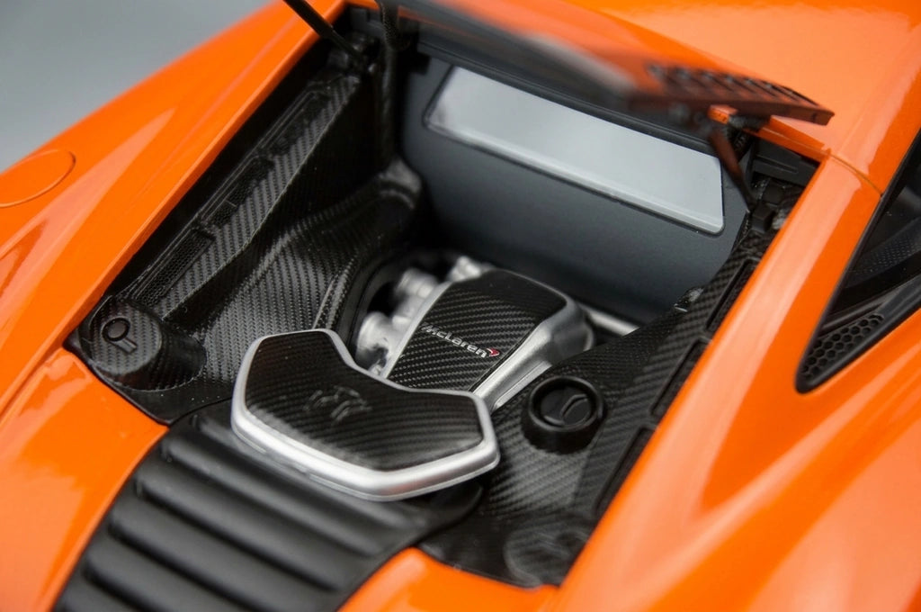 AutoArt McLaren 2011 MP4-12C أورانج 1:18 – نموذج معدني قابل للجمع مصبوب.