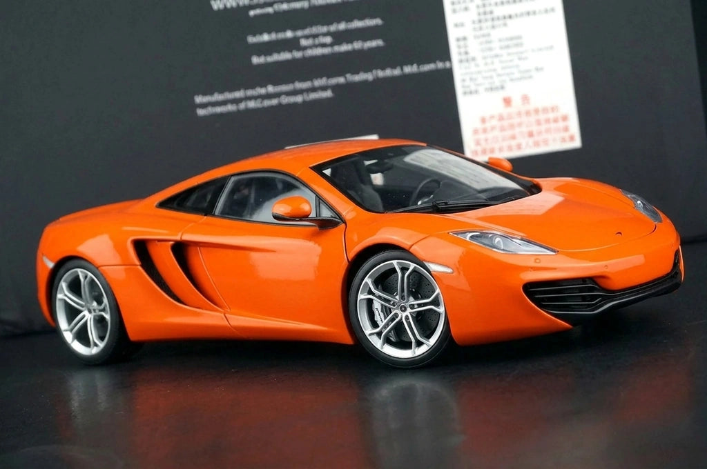 AutoArt McLaren 2011 MP4-12C أورانج 1:18 – نموذج معدني قابل للجمع مصبوب.