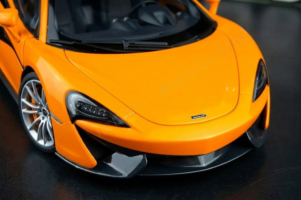 AutoArt McLaren 2015 570S Orange 1:18 – نموذج معدني قابل للجمع مصبوب.