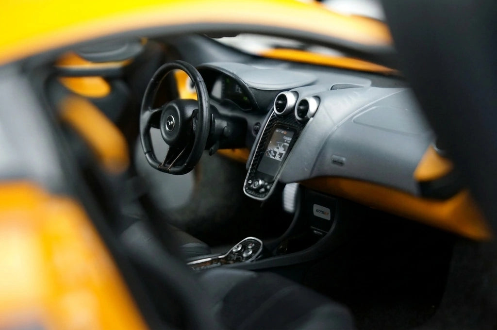 AutoArt McLaren 2015 570S Orange 1:18 – نموذج معدني قابل للجمع مصبوب.