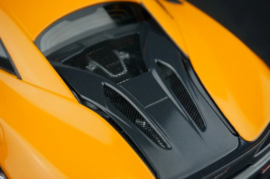 AutoArt McLaren 2015 570S Orange 1:18 – نموذج معدني قابل للجمع مصبوب.