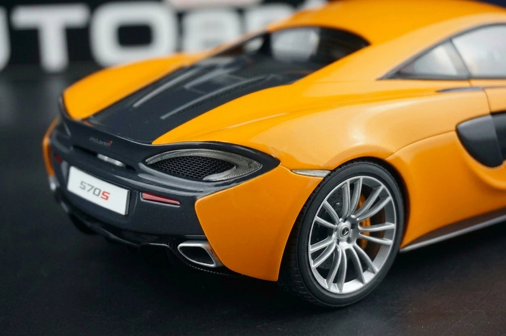 AutoArt McLaren 2015 570S Orange 1:18 – نموذج معدني قابل للجمع مصبوب.
