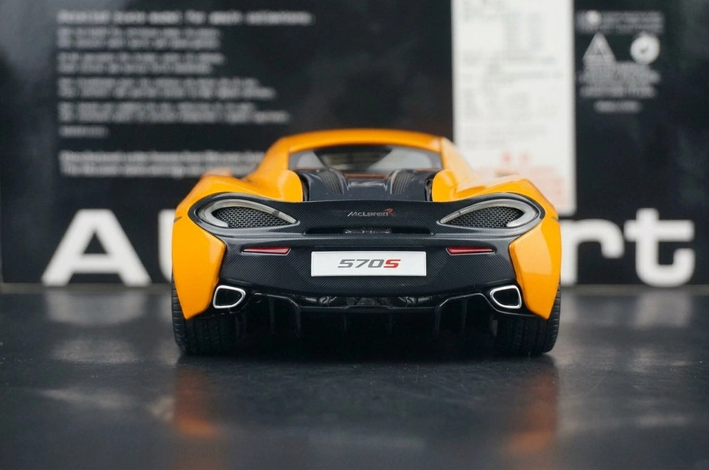 AutoArt McLaren 2015 570S Orange 1:18 – نموذج معدني قابل للجمع مصبوب.