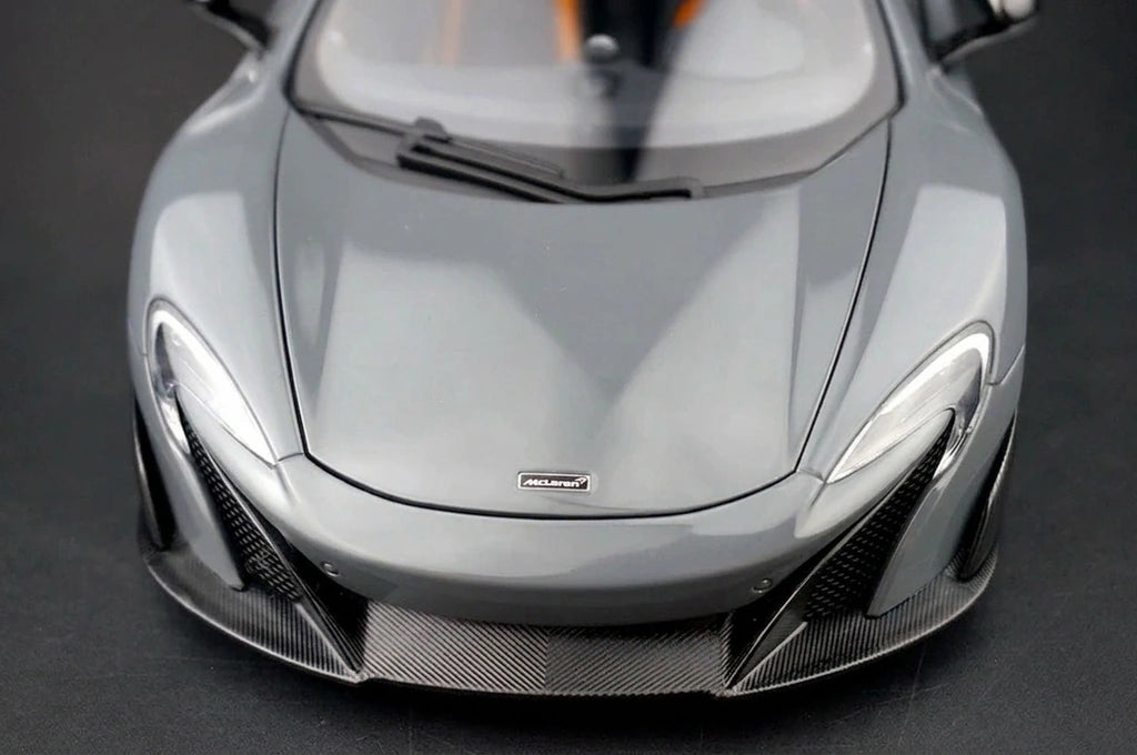 AutoArt McLaren 2015 675LT رمادي 1:18 – نموذج معدني قابل للجمع من القالب المصبوب