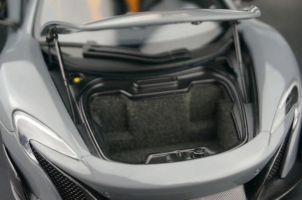 AutoArt McLaren 2015 675LT رمادي 1:18 – نموذج معدني قابل للجمع من القالب المصبوب