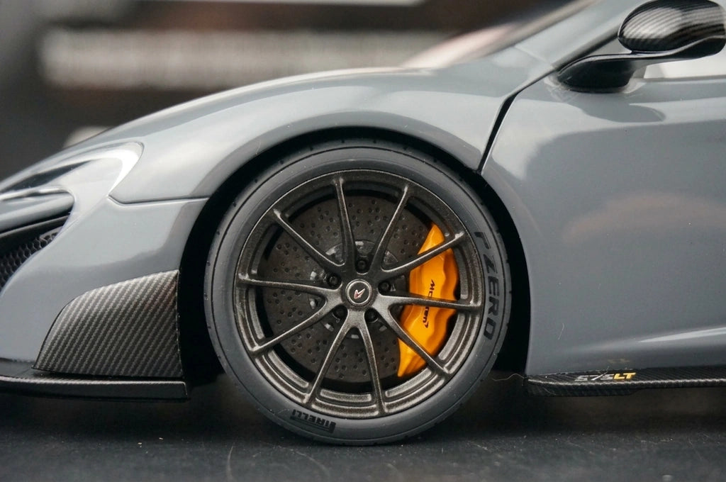 AutoArt McLaren 2015 675LT رمادي 1:18 – نموذج معدني قابل للجمع من القالب المصبوب