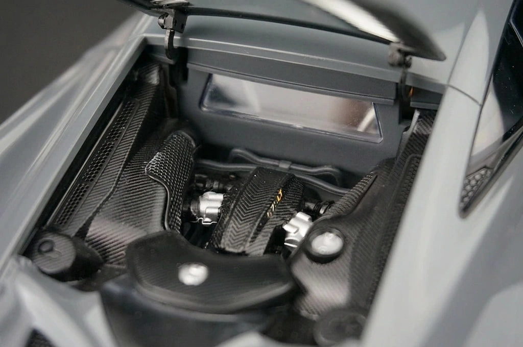 AutoArt McLaren 2015 675LT رمادي 1:18 – نموذج معدني قابل للجمع من القالب المصبوب