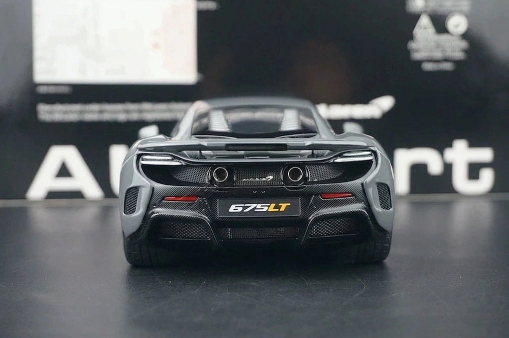 AutoArt McLaren 2015 675LT رمادي 1:18 – نموذج معدني قابل للجمع من القالب المصبوب