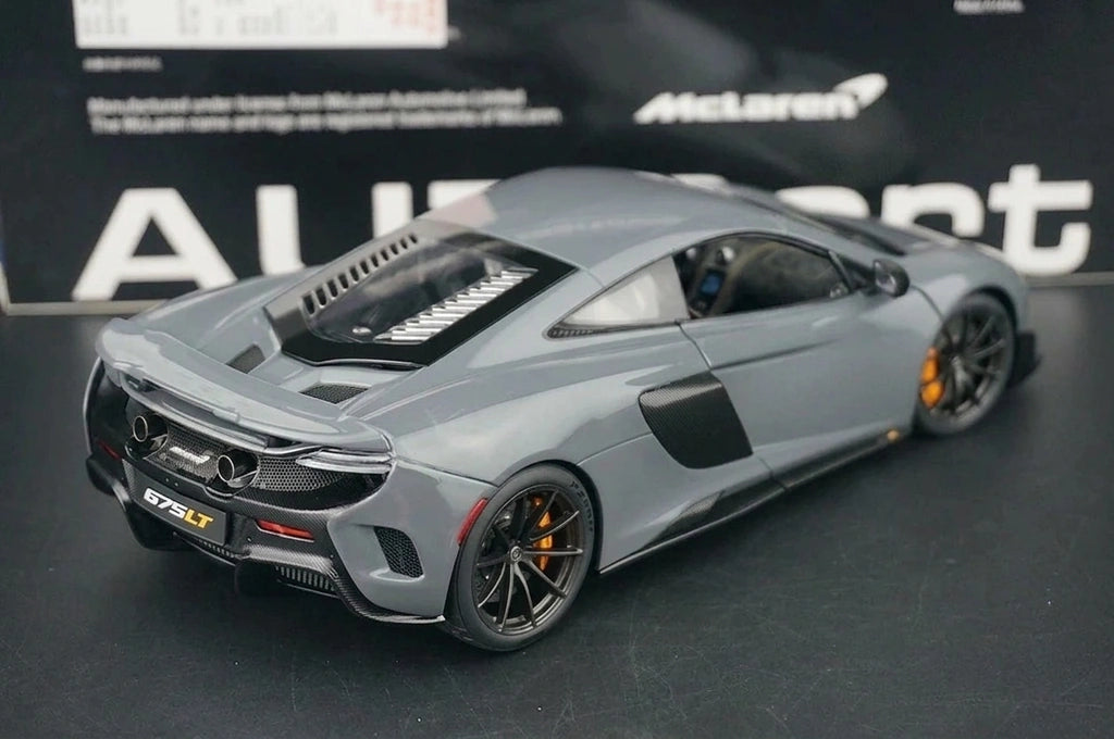 AutoArt McLaren 2015 675LT رمادي 1:18 – نموذج معدني قابل للجمع من القالب المصبوب