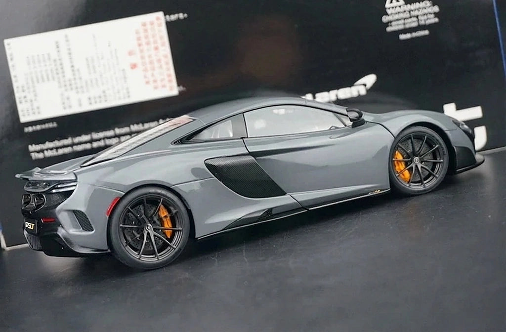 AutoArt McLaren 2015 675LT رمادي 1:18 – نموذج معدني قابل للجمع من القالب المصبوب