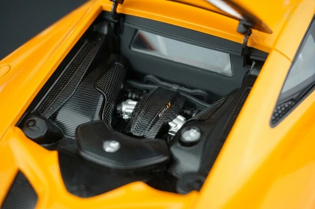 AutoArt McLaren 2015 675LT أورانج 1:18 – نموذج معدني قابل للجمع مصبوب.