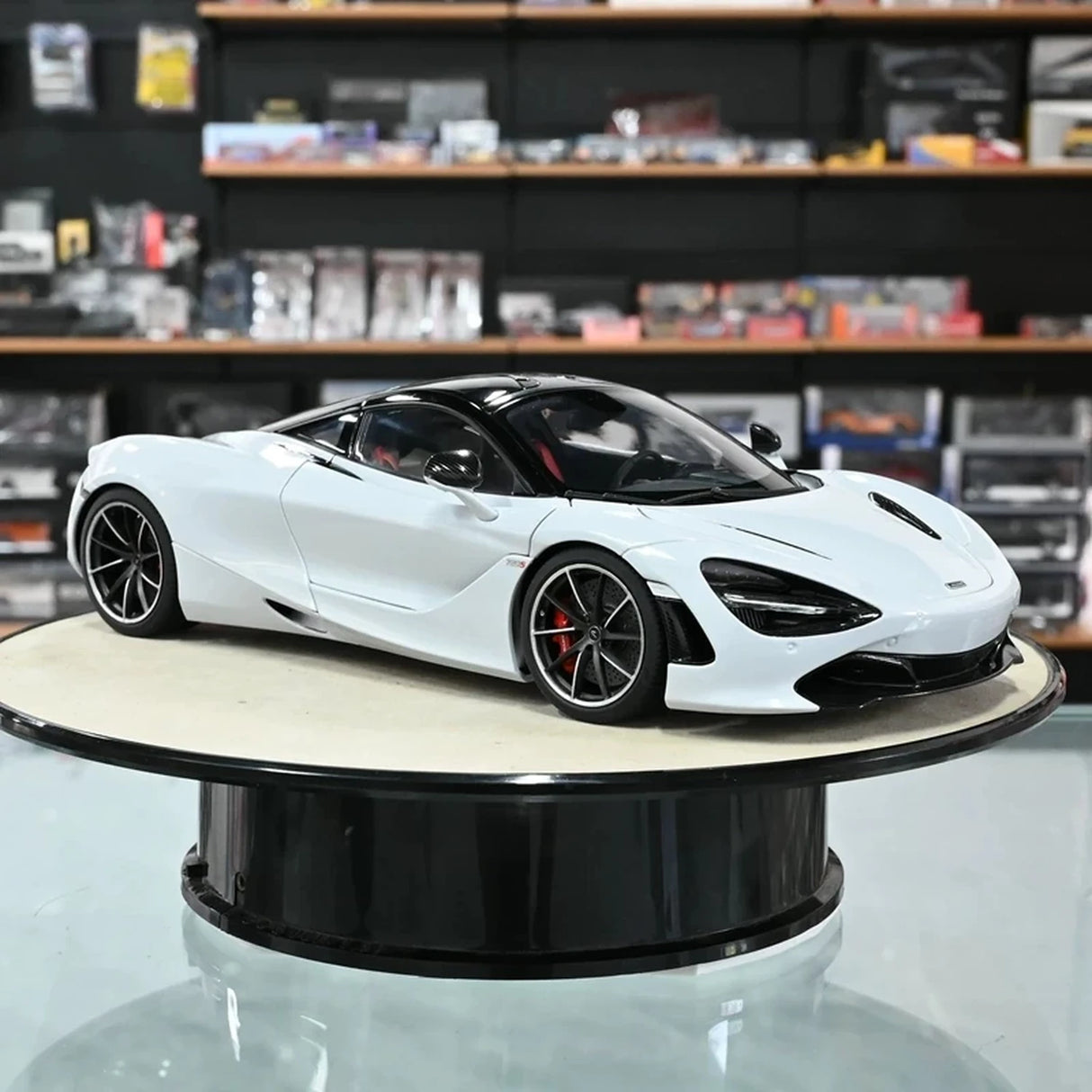 AutoArt McLaren 2017 720S White 1:18 – نموذج معدني قابل للجمع من القالب المصبوب