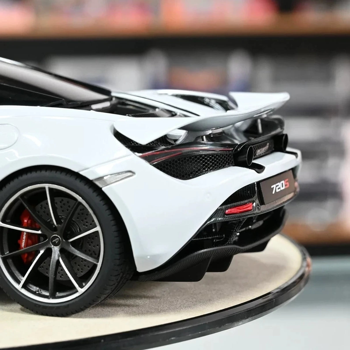 AutoArt McLaren 2017 720S White 1:18 – نموذج معدني قابل للجمع من القالب المصبوب