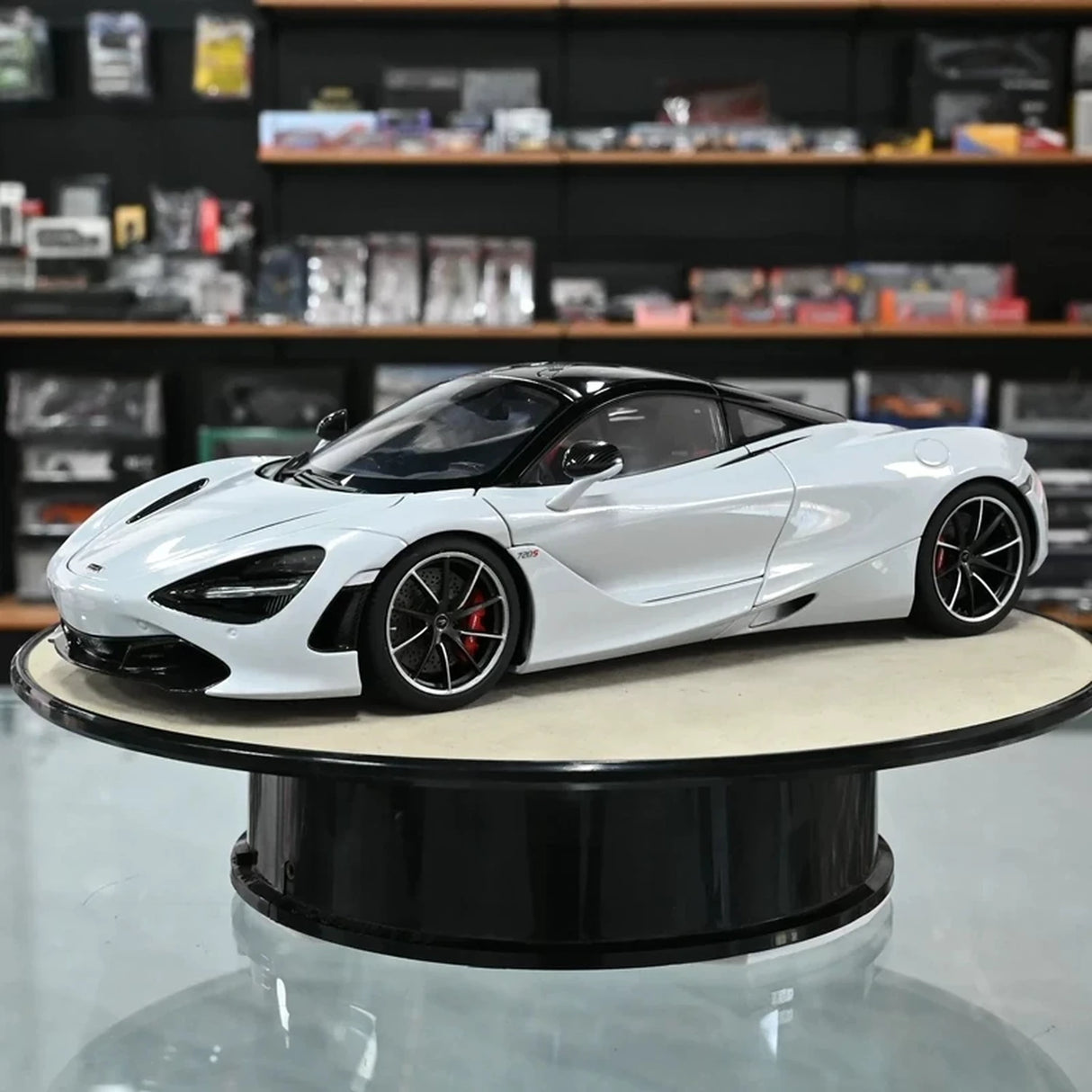 AutoArt McLaren 2017 720S White 1:18 – نموذج معدني قابل للجمع من القالب المصبوب