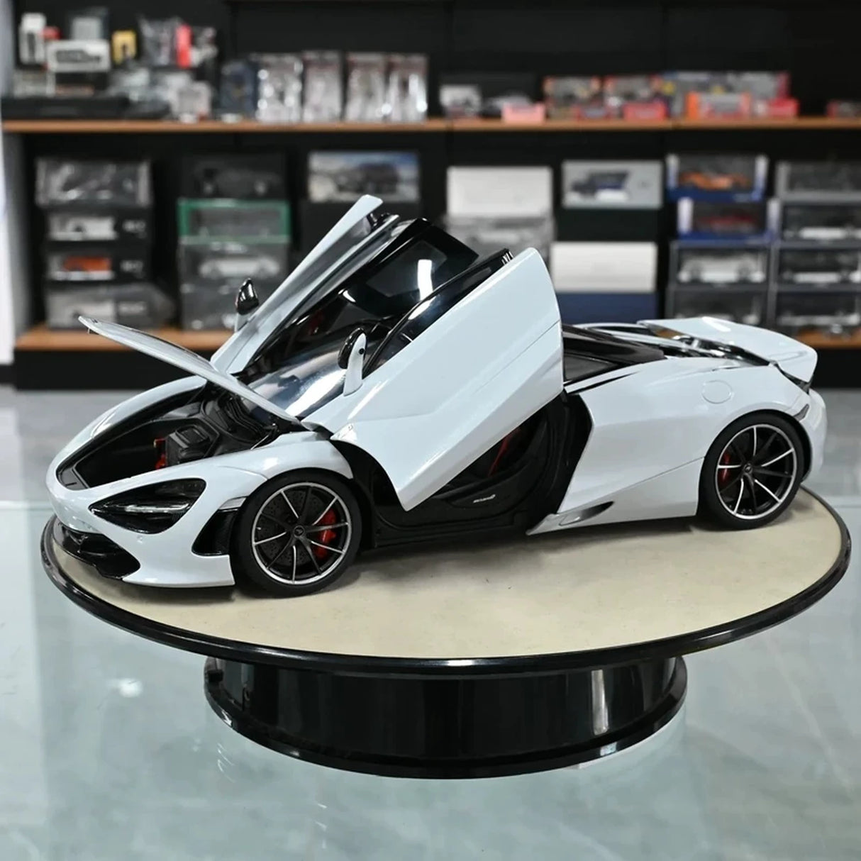 AutoArt McLaren 2017 720S White 1:18 – نموذج معدني قابل للجمع من القالب المصبوب