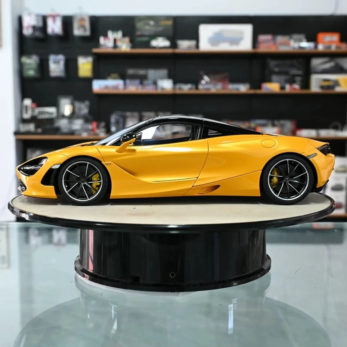 AutoArt McLaren 2017 720S Yellow 1:18 – Collectible Diecast Model Die-Cast