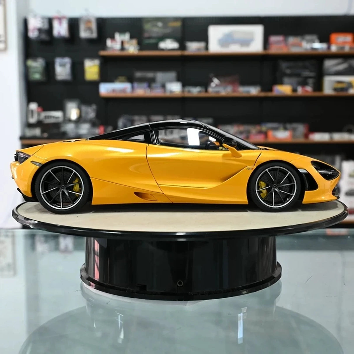 AutoArt McLaren 2017 720S Yellow 1:18 – Collectible Diecast Model Die-Cast