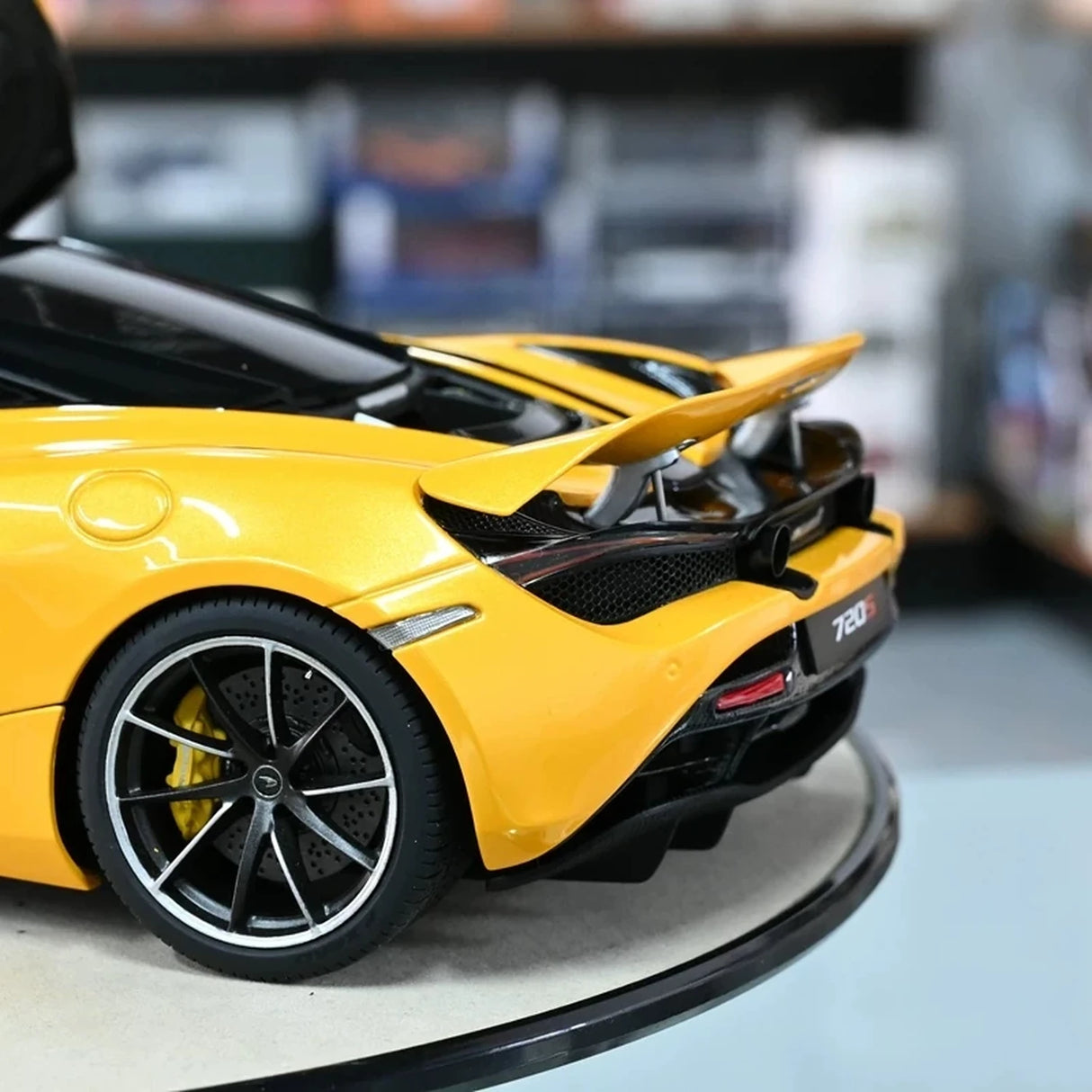 AutoArt McLaren 2017 720S Yellow 1:18 – Collectible Diecast Model Die-Cast