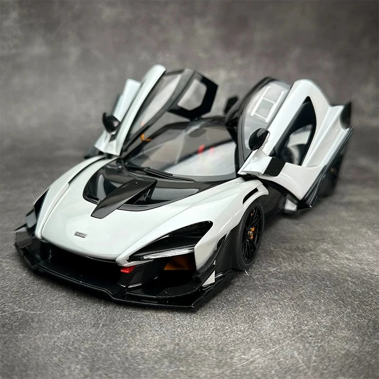AutoArt McLaren 2019 Senna GTR وايت 1:18 – نموذج معدني قابل للجمع من القالب المصبوب
