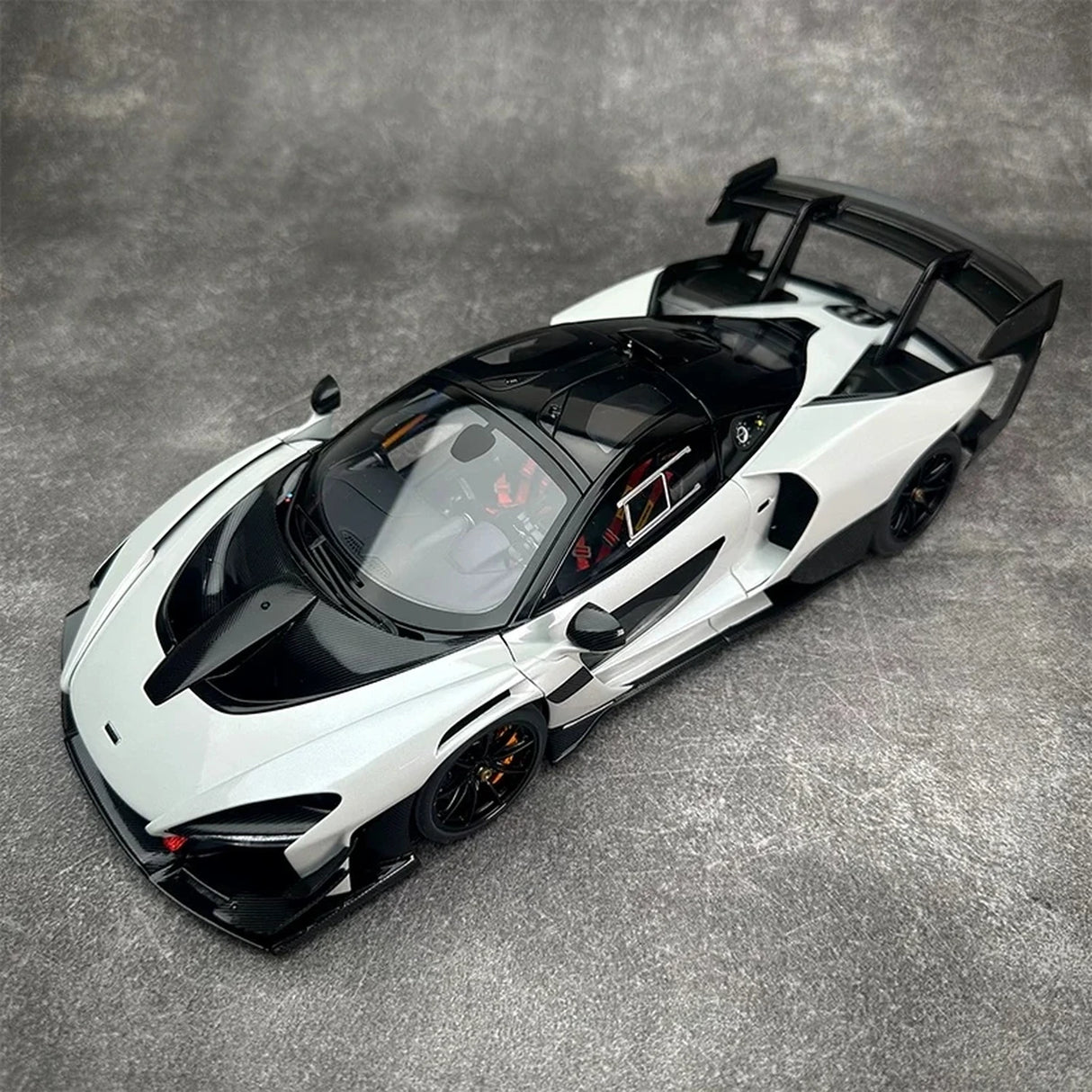 AutoArt McLaren 2019 Senna GTR وايت 1:18 – نموذج معدني قابل للجمع من القالب المصبوب