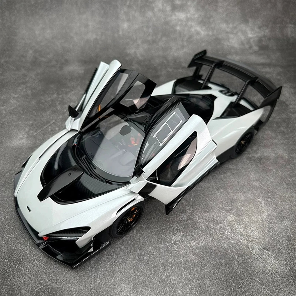 AutoArt McLaren 2019 Senna GTR وايت 1:18 – نموذج معدني قابل للجمع من القالب المصبوب