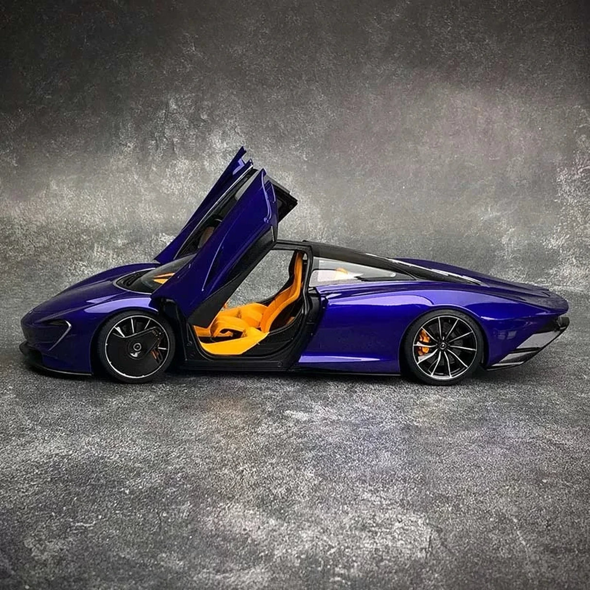AutoArt McLaren 2020 سبيدتيل بيربل 1:18 – نموذج معدني قابل للجمع من القالب المصبوب