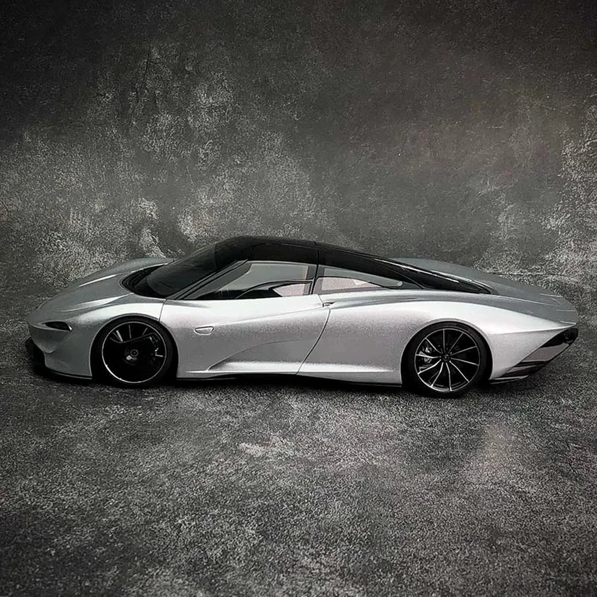 AutoArt McLaren 2020 سبيدتيل سيلفر 1:18 – نموذج معدني قابل للجمع من القالب المصبوب