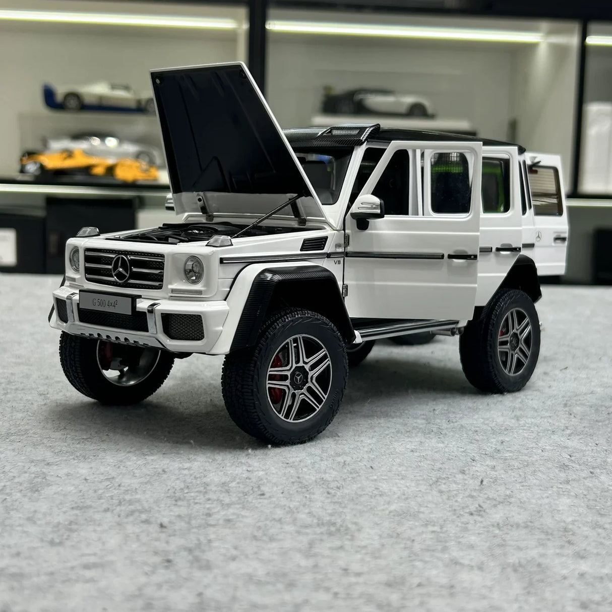 AutoArt Mercedes-Benz 2015 G 500 4x4 مربع الأبيض 1:18 – نموذج معدني قابل للجمع مصبوب.