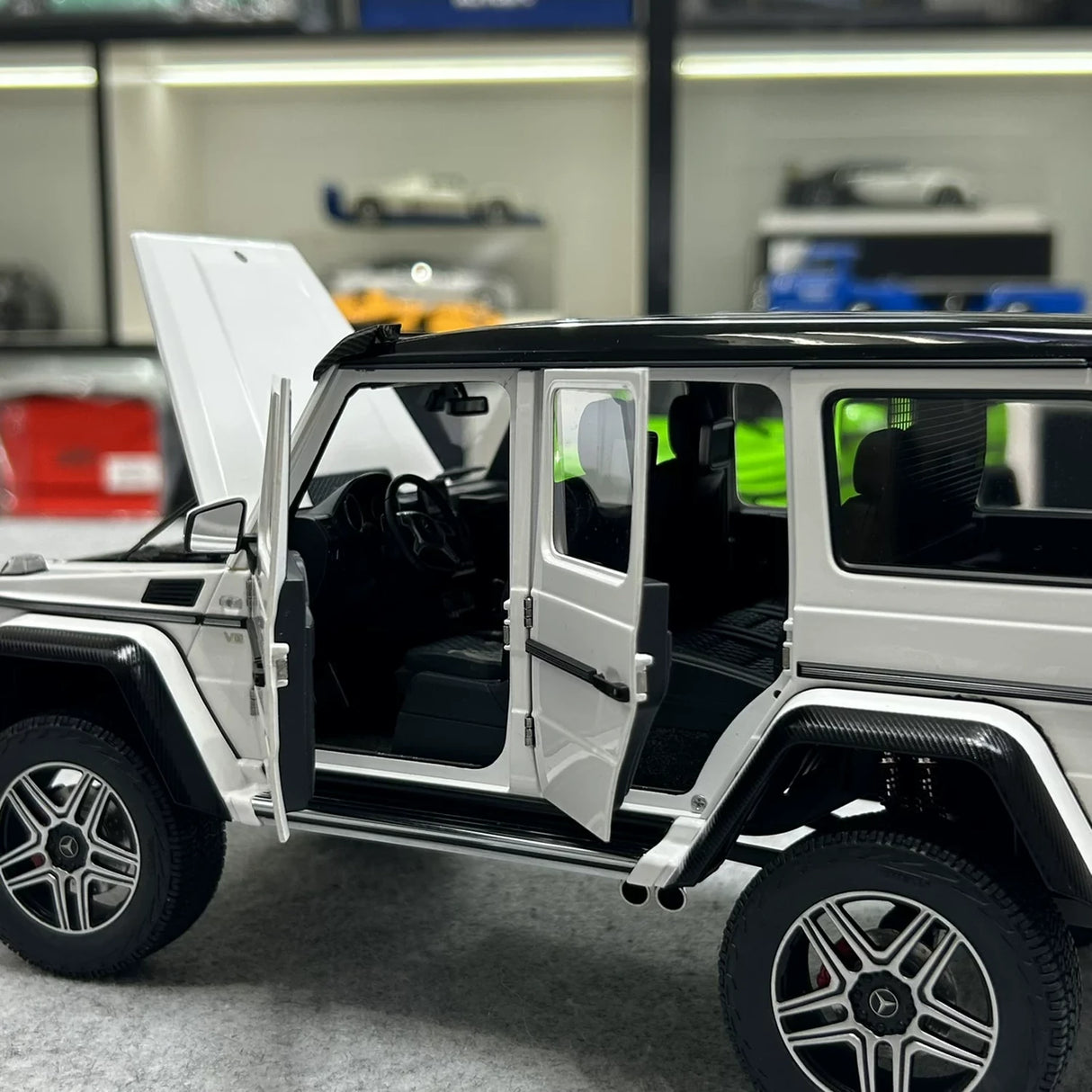 AutoArt Mercedes-Benz 2015 G 500 4x4 مربع الأبيض 1:18 – نموذج معدني قابل للجمع مصبوب.