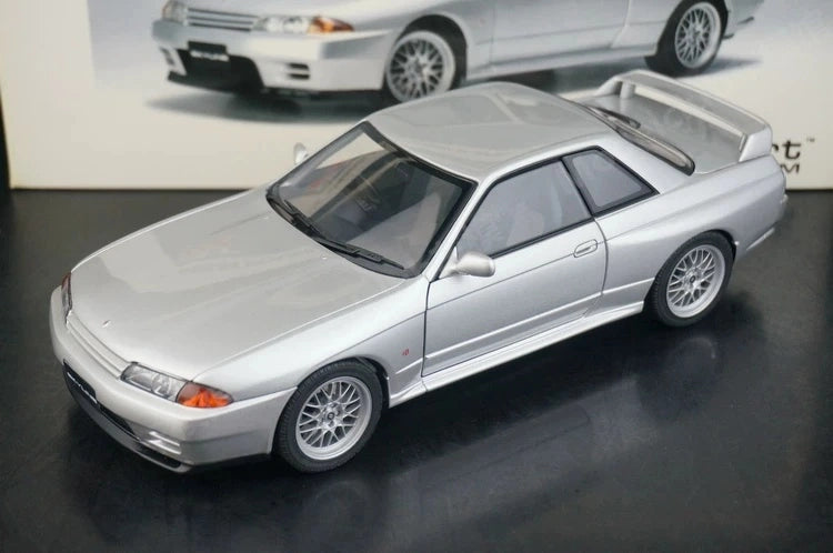 AutoArt Nissan 1994 Skyline GT-R R32 V-Spec II Silver 1:18 – نموذج معدني قابل للجمع مصبوب.