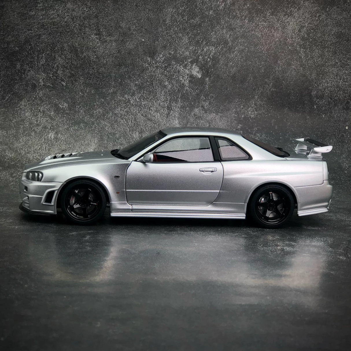 AutoArt Nissan 2005 Skyline GT-R R34 NISMO Z-tune سيلفر 1:18 – نموذج معدني قابل للجمع مصبوب، مصبوب.