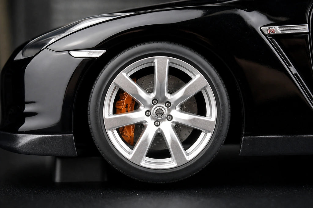 AutoArt Nissan 2009 GT-R R35 بلاك 1:18 – نموذج معدني قابل للجمع