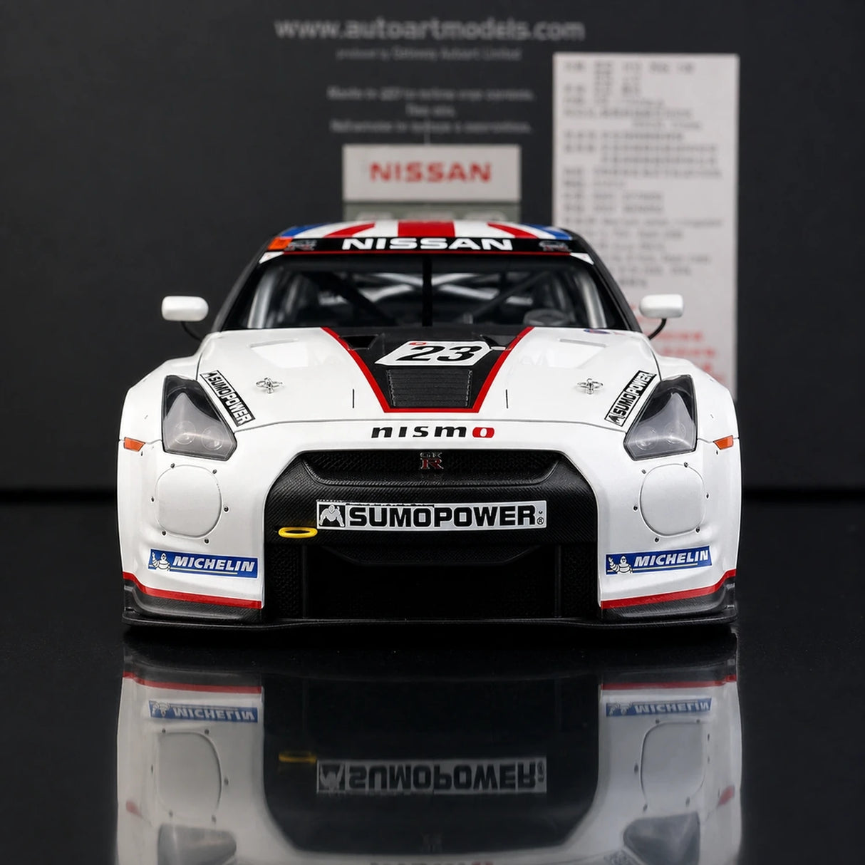Nissan 2010 GT-R R35 FIA GT1 #23 1:18 modello da collezione in metallo pressofuso di AutoArt - vista 1